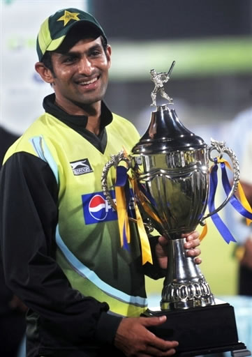 Shoaib Malik holds the Trophy after whitewash the series 5-0 against Bangladesh