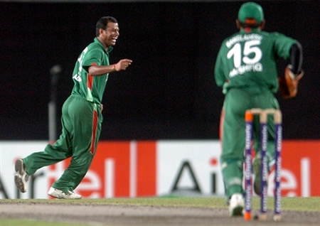 Alok Kapali celebrates the wicket of Salman Butt