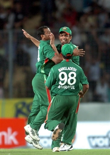 Alok Kapali celebrates the wicket of Mohammad Yousuf