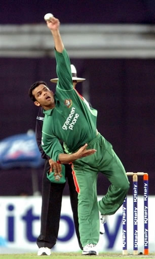 Abdur Razzak about to deliver the ball