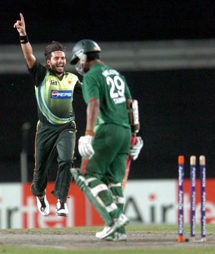 Shahid Afridi celebrates the wicket of Tamim Iqbal