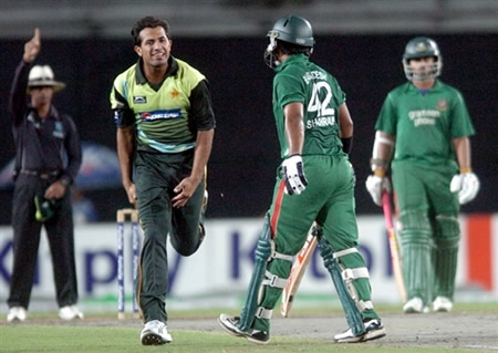 Wahab Riaz celebrates the wicket of Shahriar Nafees