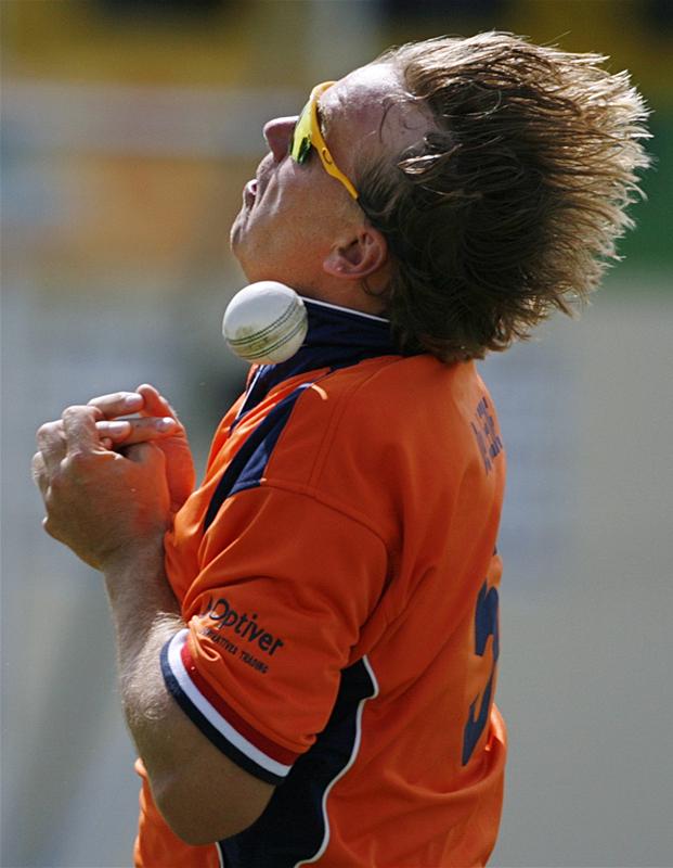 Tim De Leede fails to take a catch off Adam Gilchrist