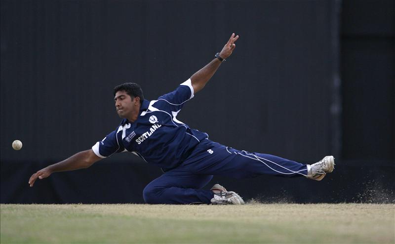 Majid Haq attempts to field a shot from Brad Hodge