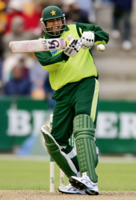 Inzamam-ul-Haq prepares to hook a ball