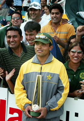 Kamran Akmal holds his 'Man of the Match' trophy