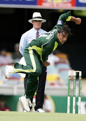 Shoaib Akhtar bowling before leaving the field after a hamstring injury