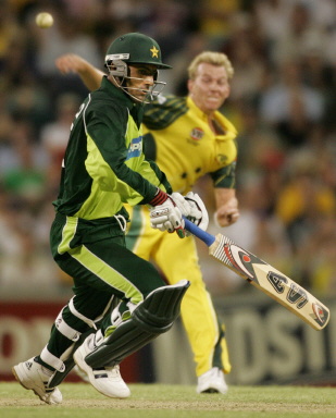 Brett Lee tries to run out Abdul Razzaq