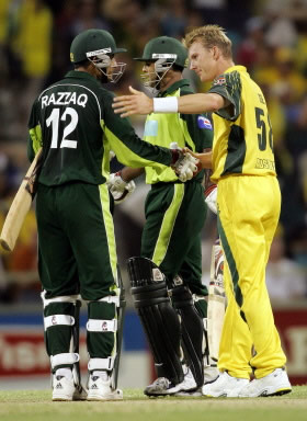 Brett Lee congratulates Abdul Razzaq and Naved-ul-Hasan