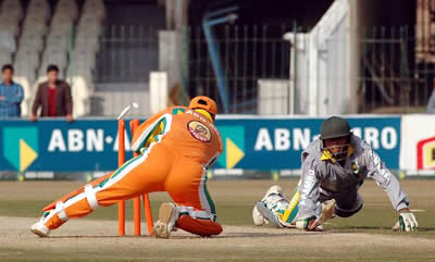 Lions keeper Humayun Farhat busy behind the stumps