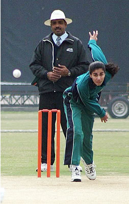 Uzma Malik of Lahore bowling against Quetta