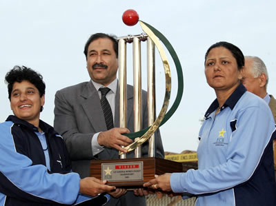 Karachi captain Humera Masroor receiving the winners trophy