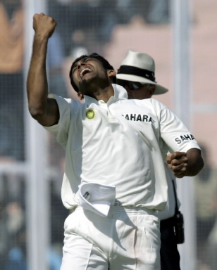 Anil Kumble celebrates the dismissal of Inzamam-ul-Haq