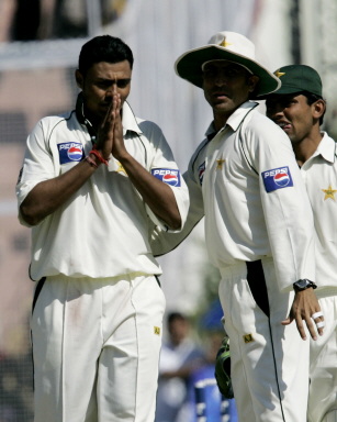 Danish Kaneria congratulated by team-mate Younis Khan