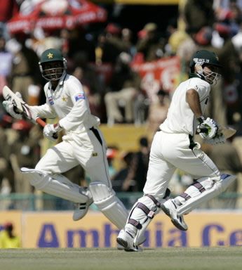 Kamran Akmal and Abdul Razzaq take a run