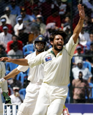 Shahid Afridi celebrates dismissing Sachin Tendulkar for 41