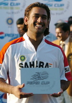 Mahendra Dhoni holds the 'Man of the Match' trophy