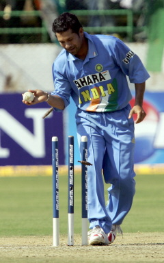 Sachin Tendulkar runs out Inzamam-ul-Haq