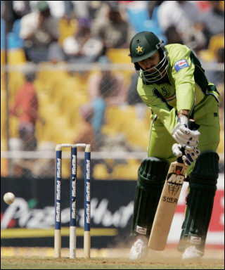 Shahid Afridi digs out a yorker