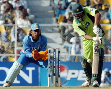 Inzamam watched by Mahender Dhoni as he defends