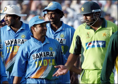 Inzamam-ul-Haq gestures as he speaks with Sachin Tendulkar