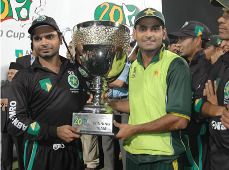 Naved Latif, Mohammad Hafeez and some team members with cup