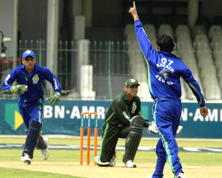 Aamer Bashir lbw off Adnan Malik