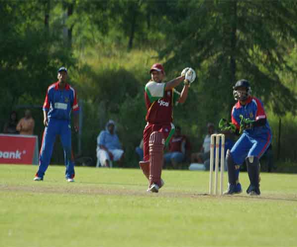 Ramnaresh Sarwan drives the winning six off Bermuda's Rodney Trott