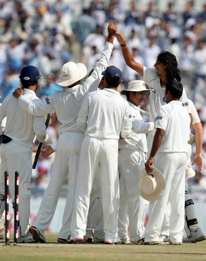 Ishant Sharma & teammates celebrate their victory over Australia