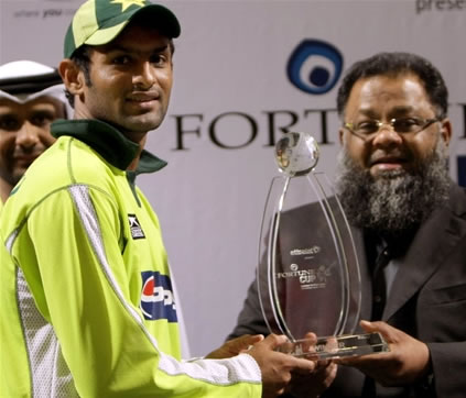 Shoaib Malik receives winning trophy from the CEO of Fortune Group