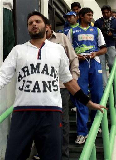 Shahid Afridi leaves the stadium after Dolphins win over Panthers