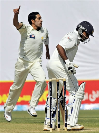 Umar Gul celebrates the wicket of Mahela Jayawardene