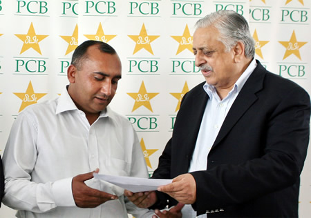 PCB Chairman Ijaz Butt giving a reward of Rs. 5 Lac to Mehar Khalil