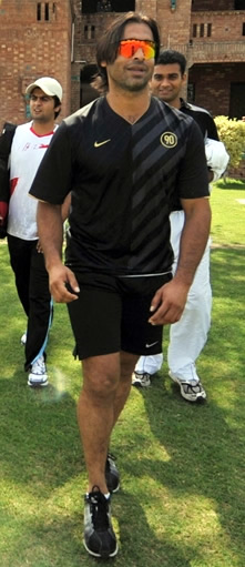 Shoaib Akhtar arrives at Gaddafi Stadium to prove his fitness