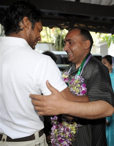 Kumar Sangakkara hugs bus driver Mohammad Khalil