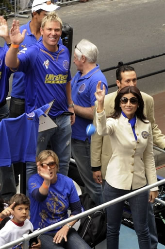 Shane Warne & Rajisthan Royals team co-owner Shilpa Shetty wave to public