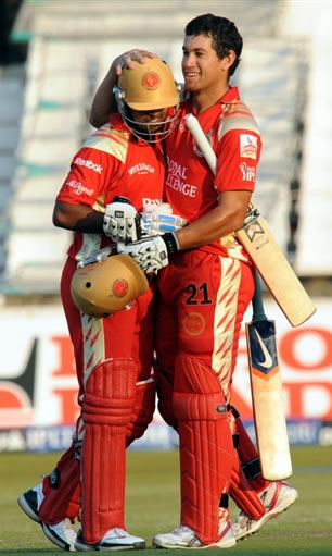 Ross Taylor & Vinay Kumar celebrate their win over Chennai Super Kings