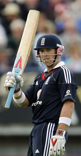 Matt Prior helps England to seal the series