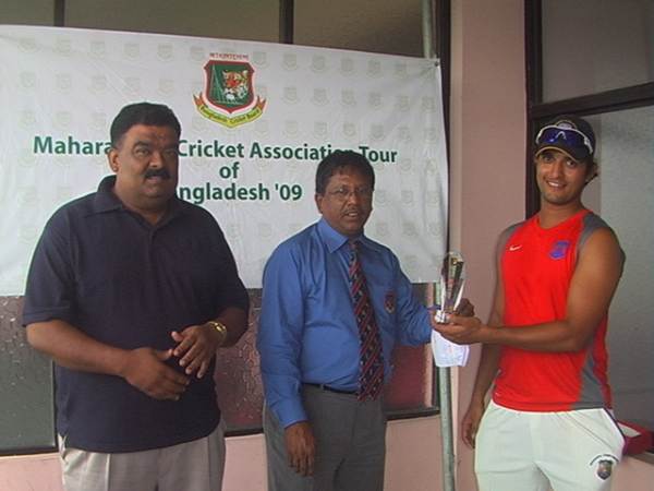 Match Referee Mr. ASM Roquibul Hassan to handing over the man of the match trophy to the Samad Fallah  (MCA , India) 