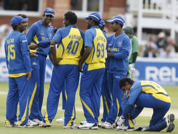 Sri Lankan team congratulates Mendis