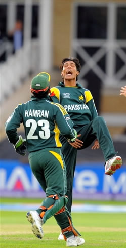 Mohammad Aamer celebrates the wicket of Smith