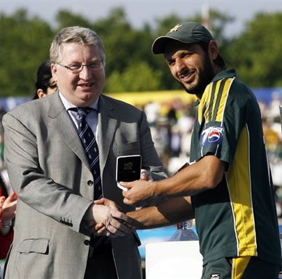 Shahid Afridi receives Man of the Match award