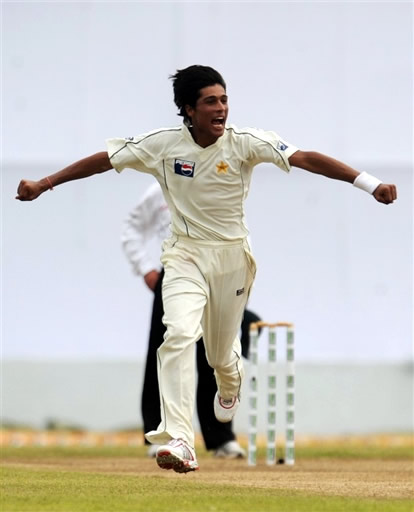 Mohammad Aamer celebrates the wicket of Dilshan