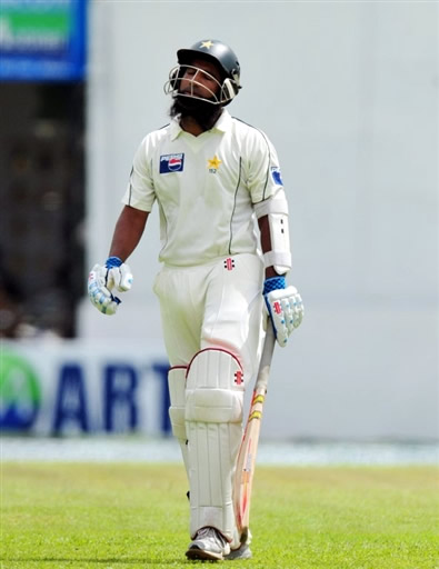 Mohammad Yousuf walks back to pavillion after getting out