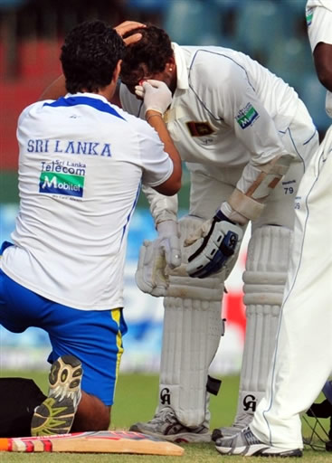 Dilshan hits by a ball on his face as physio giving him assistant