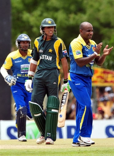 Jayasuriya celebrates the wicket of Abdul Razzaq