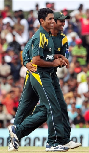 Abdul Razzaq celebrates the wicket of Jayasuriya