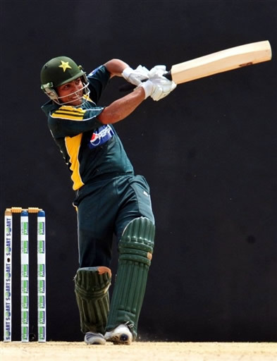 Kamran Akmal plays a pull shot