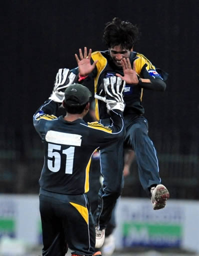 Aamer and Kamran celebrate the wicket Kapugedera