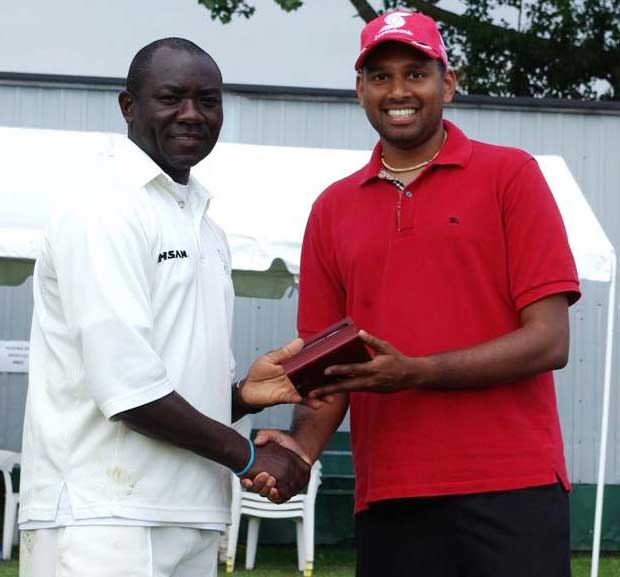 Steve Tikolo receiving his Man of the Match Award from  Ravin Moorthy